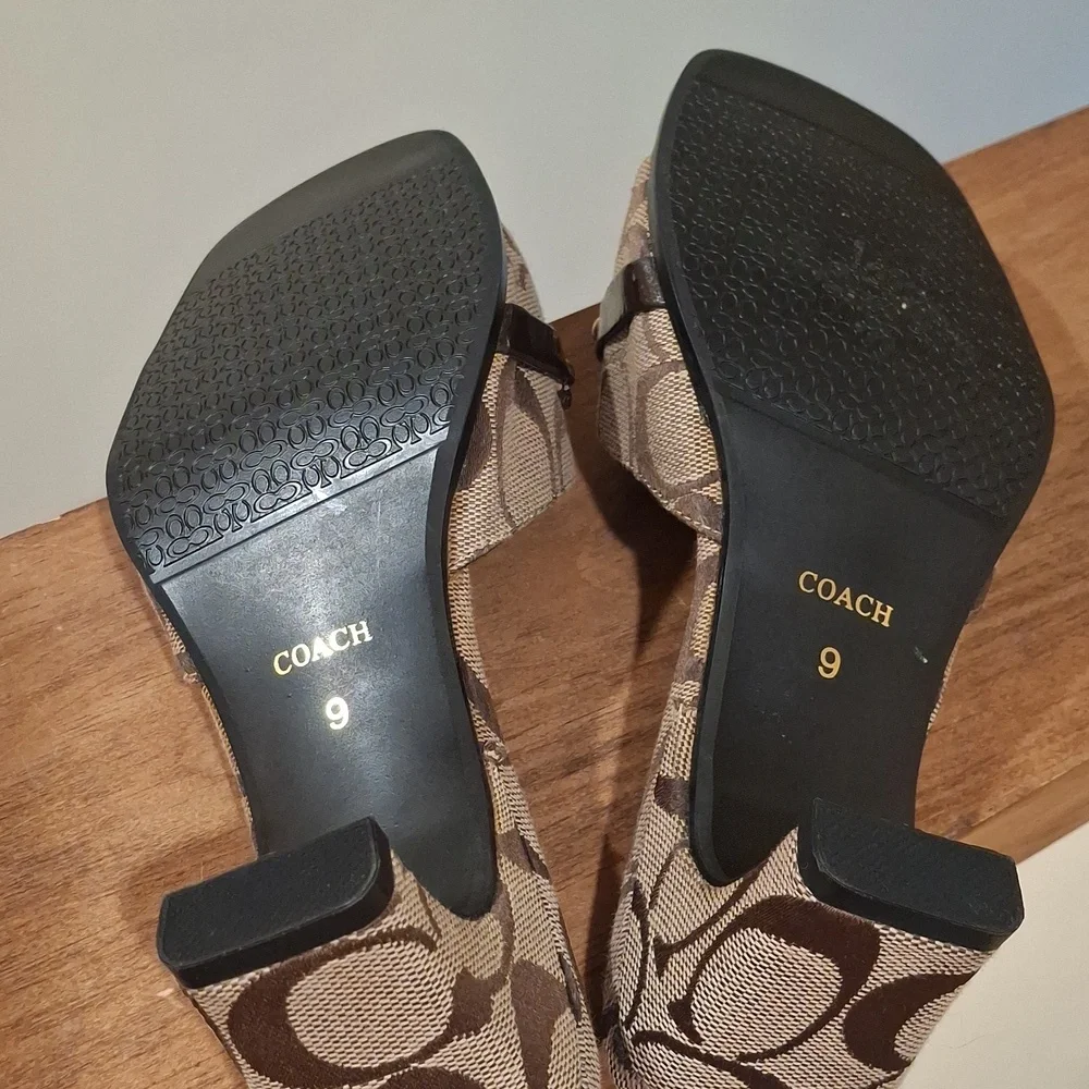 Coach Josie Shoes. Size 9 - Picture 4 of 4